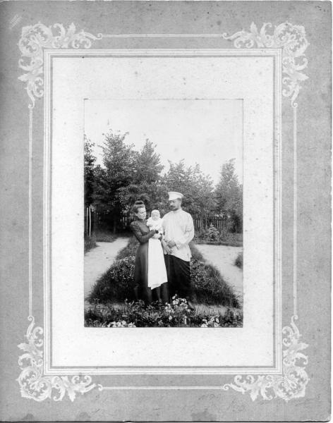 Софья и Андрей Козаковы с дочерью Верой, 1900 год, Симбирская губ., Сызранский у., имение Никольское. 
