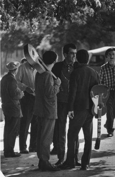 С гитарами, 1960-е, Армянская ССР. Выставка «Изгиб гитары желтой...» с этой фотографией.
