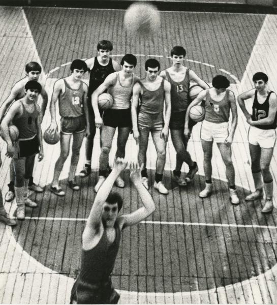 Баскетболисты, 1979 год. Выставка «Стук мяча и скрип кроссовок» с этой фотографией.
