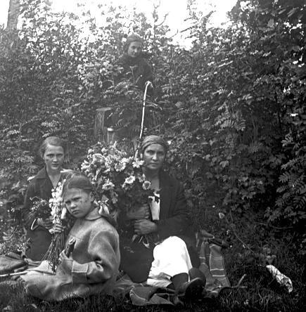 Женщины и девочки с цветами в руках среди зелени, 1920-е