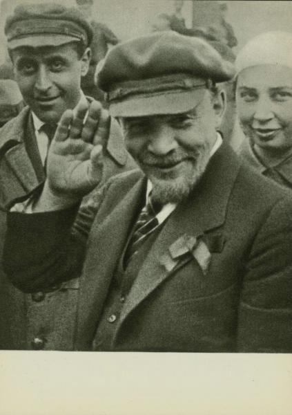 Владимир Ленин на закладке памятника «Освобожденный труд», 1 мая 1920, г. Москва. Кадр из кинофильма.Видеовыставки:&nbsp;«Именем Горького»,&nbsp;«Смерть Ленина»,&nbsp;«Помгол: голодные игры советской власти» с этим снимком.