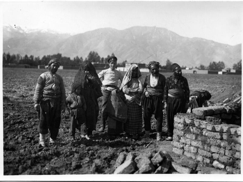 Русский авиатор и местные жители, проживающие рядом с аэродромом в Эрзинджане, 1916 год, Османская империя, г. Эрзинджан