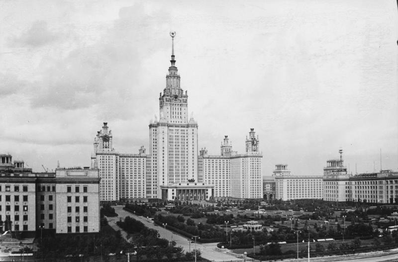 Главное здание МГУ имени М. В. Ломоносова, 1963 год, г. Москва. Сейчас – Воробьевы горы.