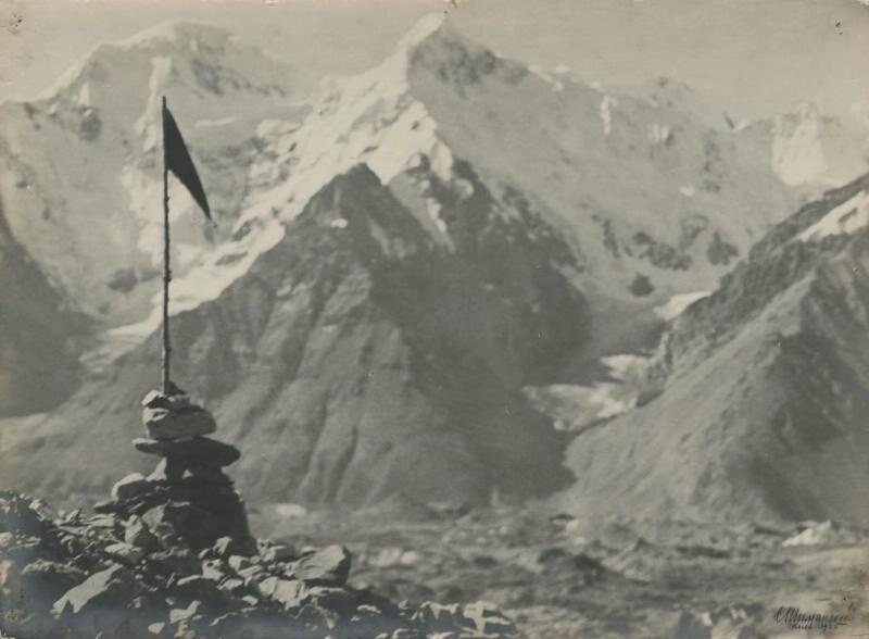 Маркировочный флажок в горах Тянь-Шаня, 1929 - 1930. Видео «Сергей Шиманский» с этой фотографией.