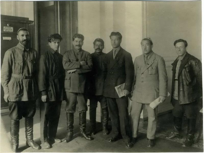Иосиф Сталин с представителями азиатских республик, 27 - 29 апреля 1925. Третий слева Иосиф Сталин.