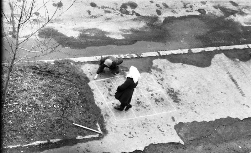 Весна. Во дворе, 1967 - 1968, о. Сахалин, г. Южно-Сахалинск. Предположительно г. Южно-Сахалинск.