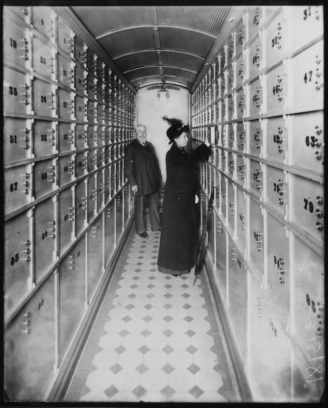 Женщина в помещении безопасных ящиков, 22 сентября 1913