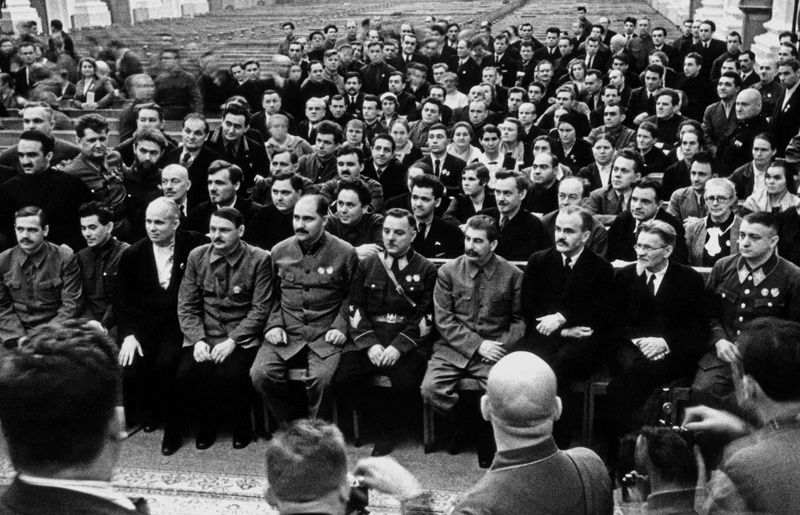 На VIII Всесоюзном съезде Советов. В перерыве между заседаниями, январь 1936, г. Москва