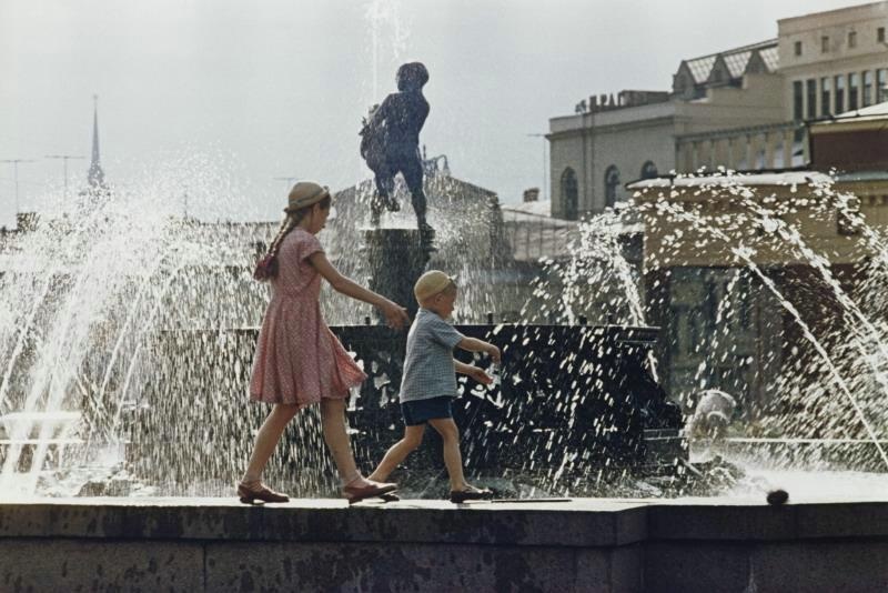 Дети у фонтана, 1958 год. Выставка «На фоне фонтана»&nbsp;и видео «Пора гулять» с этой фотографией.