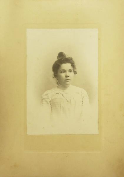 Портрет молодой женщины, 1890-е