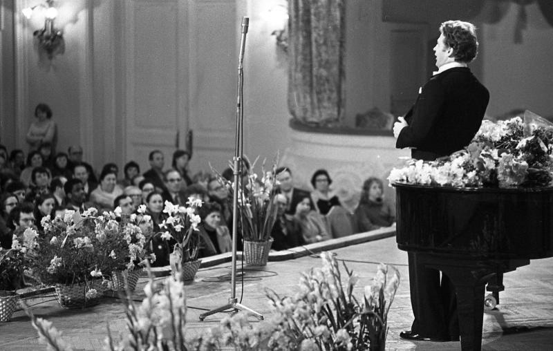 Выступление Евгения Нестеренко в Консерватории, 1979 год, г. Москва. Выставка «Московская консерватория. Большой зал» с этим снимком.