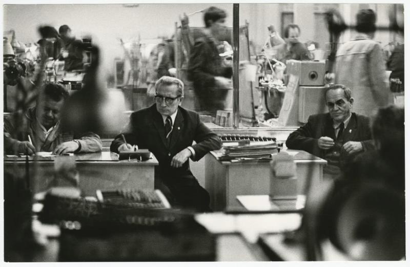 Рабочий А. Беспалов вместе с инженерами цеха участвует в производственном совещании, 1973 год, г. Ленинград