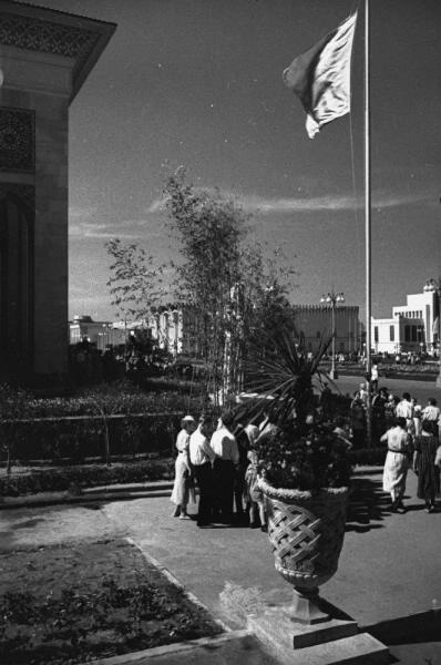 ВСХВ. Около павильона Азербайджана, 1939 год, г. Москва