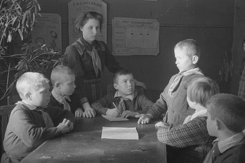 В детском доме «Молодой рабочий», 1942 год, Московская обл., г. Пушкино. Детский дом «Молодой рабочий» (Детский дом им.Папанина) был частью Пушкинского детского городка МОНО. Здание до настоящего времени не сохранилось. В 40-е гг. располагался между Лесной улицей и Вокзальной улицей г. Пушкино, ныне - ул. Чехова (само здание находилось на месте нынешней школы № 8).&nbsp;
