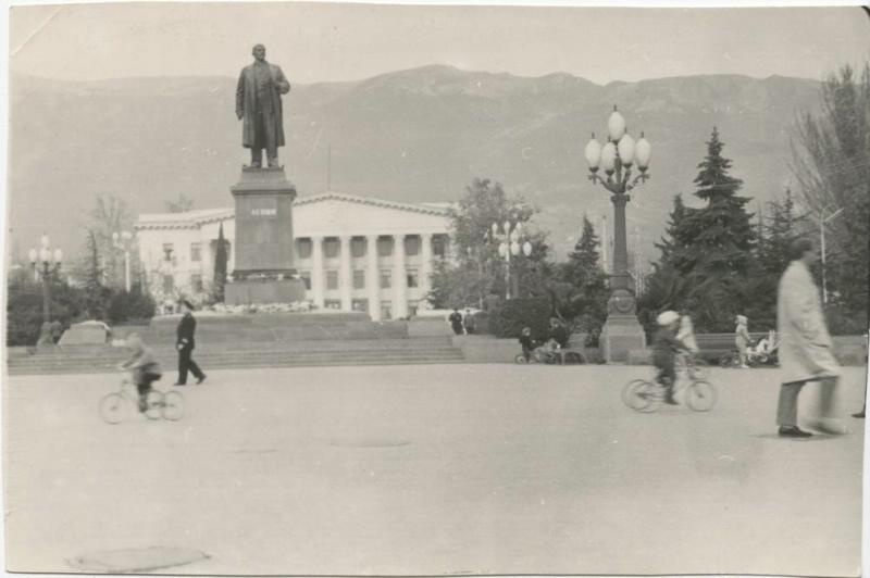 Памятник Владимиру Ленину, 1960-е