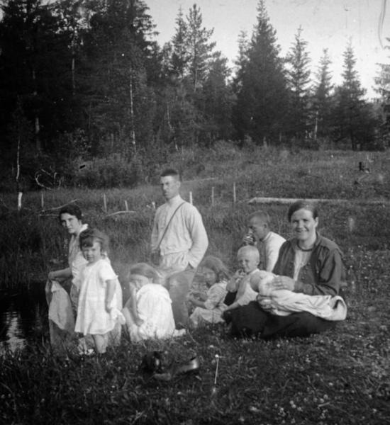 Иван Васильевич Авдонин и А. Н. Авдонина с детьми, 1910-е