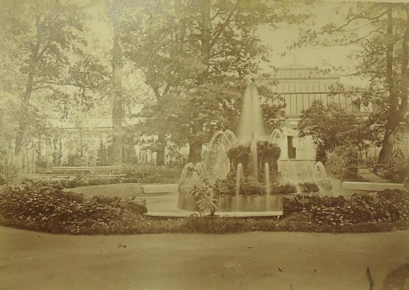 Mon Plaisir в Петергофе, 1860 - 1879, Санкт-Петербургская губ., г. Петергоф. До Великой Отечественной войны фонтан назывался «Корона», во время войны был полностью разрушен. При реставрации Петергофа был воссоздан под названием «Сноп».