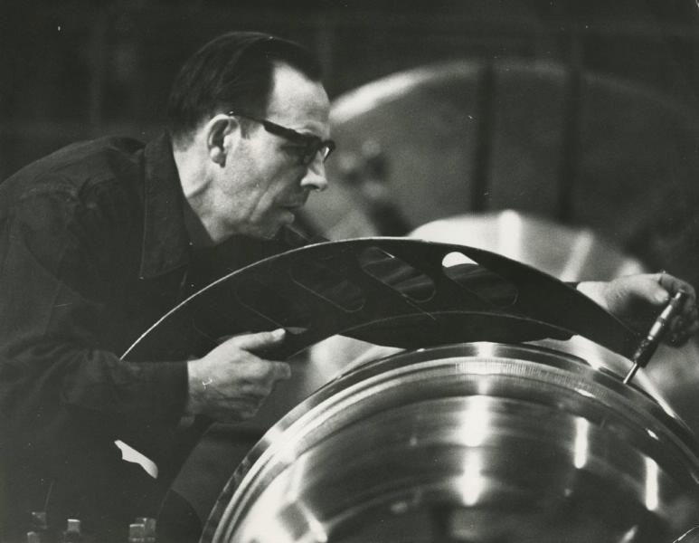 Токарь микрометром измеряет деталь после обработки, 1965 - 1970, г. Ленинград