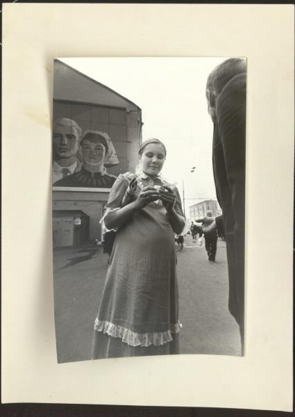 Беременная женщина на фоне плаката. Из серии «Улица», 1986 год