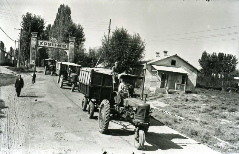 Тракторы с прицепами, 1960 - 1965, Узбекская ССР, Янгиликларский р-н, аул Янгаи, колхоз «Хрущев»