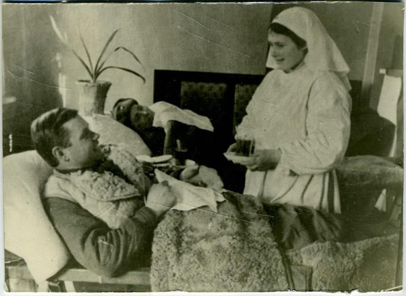 Эвакогоспиталь № 2386. Раненых с дороги угощают чашкой чая, 1942 год