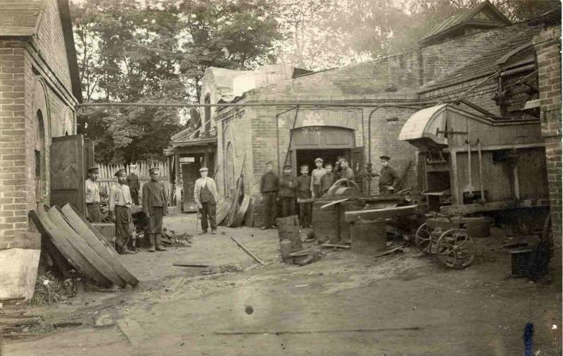 На заводском дворе, 1910-е