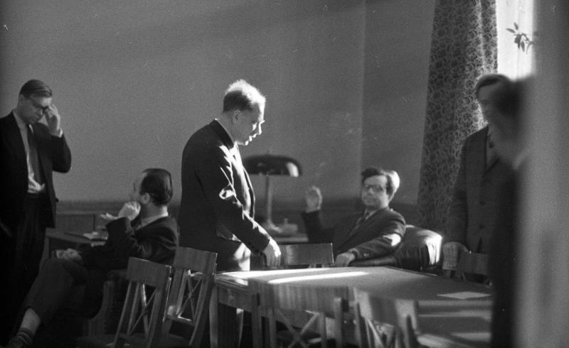 Директор Научно-исследовательского института ядерной физики МГУ С.Н. Вернов с учениками, 1963 - 1964, г. Москва