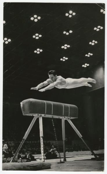 Гимнаст Юрий Титов, 1960 год, Украинская ССР, г. Киев. Выставки «Искусство движения» с этой фотографией.&nbsp;