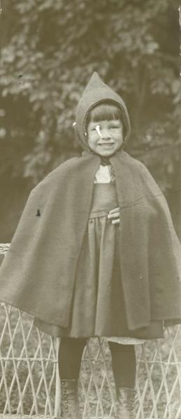 Портрет девочки в капюшоне, 1890 - 1909
