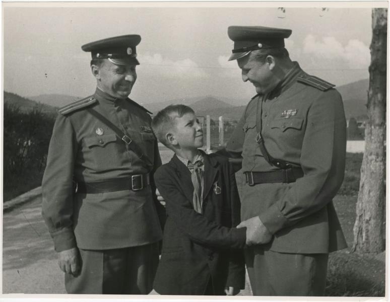 Пионер-герой с офицерами-пограничниками, 1960-е