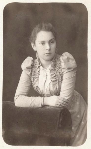 Портрет молодой женщины, 1890-е