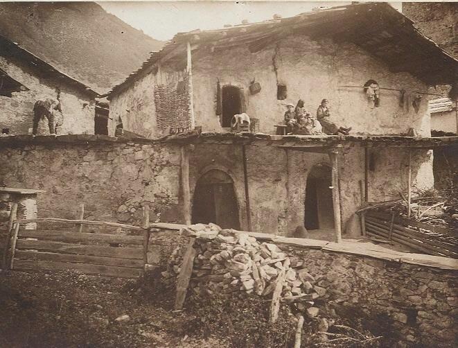 Жилой дом, 1928 год, Грузинская ССР, с. Местиа. Выставка «საქართველო ლამაზო» с этой фотографией.&nbsp;