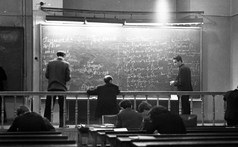 Экзамен по математике в ЛЭТИ, 1960-е, г. Ленинград. Выставка «Учись, Студент!» с этой фотографией.&nbsp;