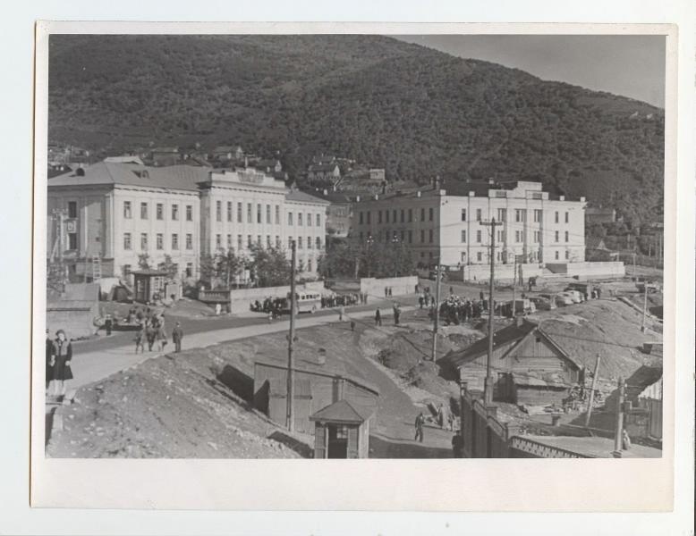 Городской пейзаж на фоне гор, 1960-е