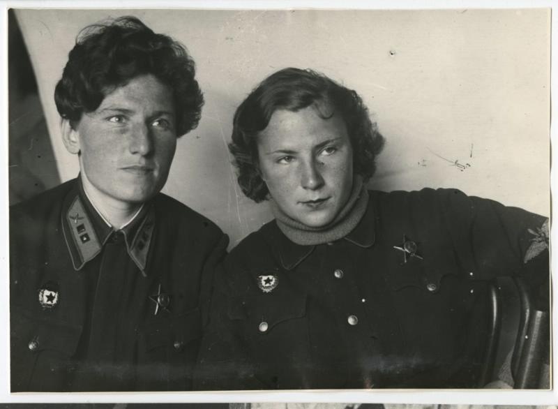 Летчики-истребители Екатерина Буданова и Лидия Литвяк, 23 - 28 февраля 1943. Екатерина Васильевна Буданова (1916–1943) – Герой Российской Федерации (звание присвоено посмертно 1 октября 1993), летчик-истребитель, гвардии старший лейтенант.Лидия Владимировна Литвяк (1921–1943) – Герой Советского Союза, летчик-истребитель, гвардии старший лейтенант, получила прозвище «Белая лилия Сталинграда», женщина-летчик, одержавшая наибольшее число побед в воздушных боях.