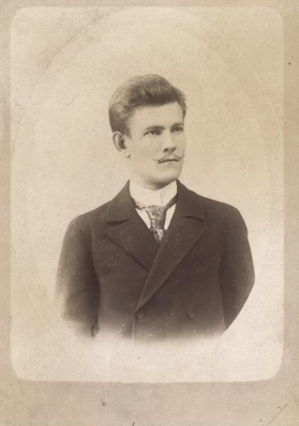 Портрет молодого мужчины, 1910 - 1916, г. Санкт-Петербург. Альбуминовая печать.