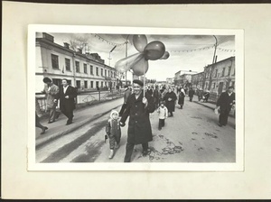 После первомайской демонстрации. Из серии «Городок», 1978 год, Калининская обл., г. Кашин. Ныне Тверская область.Видеолекция «Юрий Рыбчинский. Неустойчивое равновесие» с этой фотографией.