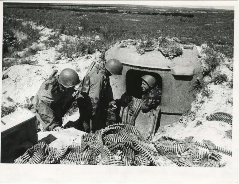 У захваченного немецкого ДОТа под Берлином, 1945 год, Германия