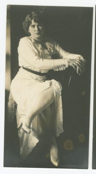 Дама на стуле, 1920-е