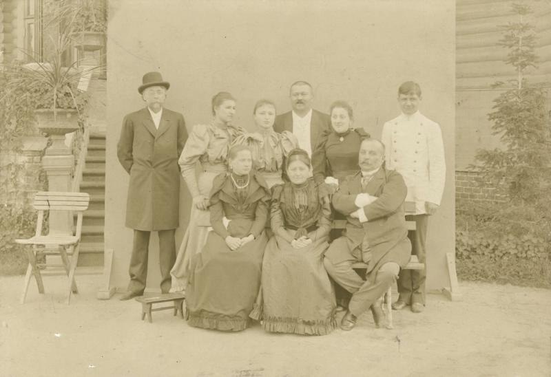 Портрет семьи Морозовых, 1890 - 1905. В центре стоит Савва Тимофеевич Морозов.Выставка «Старообрядчество» с этим снимком.