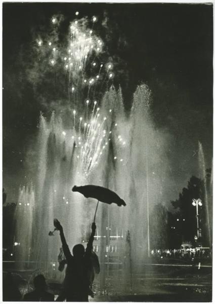 Звездный дождь. Сокольники, 1979 год, г. Москва. Выставки&nbsp;«10 лучших фотографий под дождем»&nbsp;и «Москва праздничная» с этим снимком.