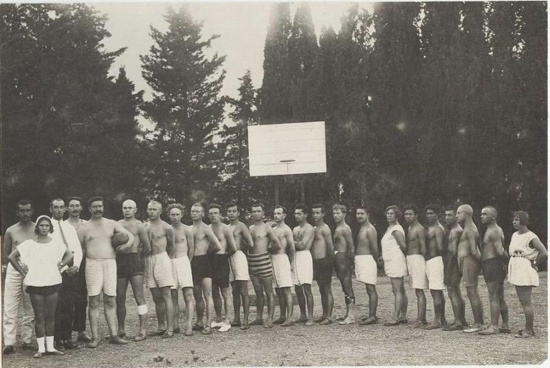 Курортники на спортплощадке, 1930-е