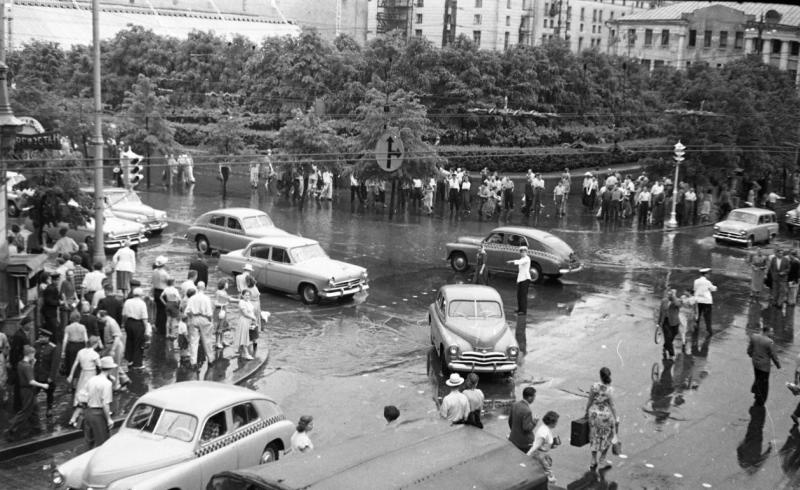 Угол Кузнецкого моста и Неглинной после дождя, 1957 год, г. Москва. Выставка «На посту» с этой фотографией.
