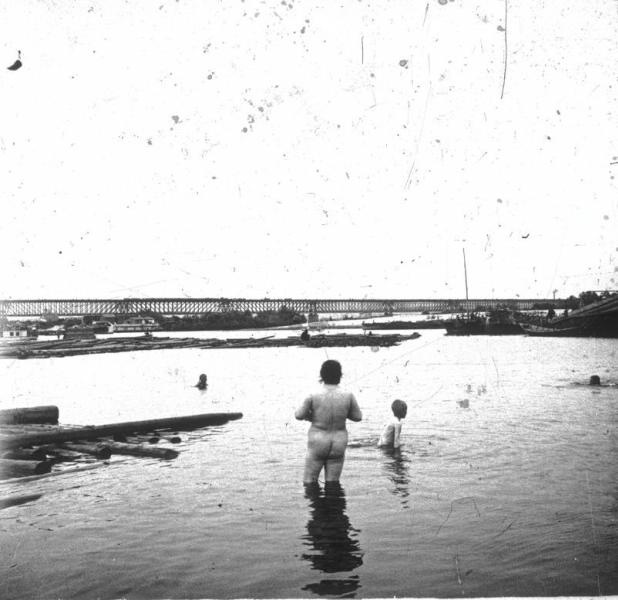 Купание на берегу Днепра, 1900-е, г. Екатеринослав. Город Екатеринослав с 1926 года – Днепропетровск, с 2016 года – Днепр.