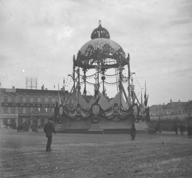 Праздничное оформление в дни коронации Николая II, май 1896, г. Москва. Выставка «Москва праздничная» с этой фотографией.