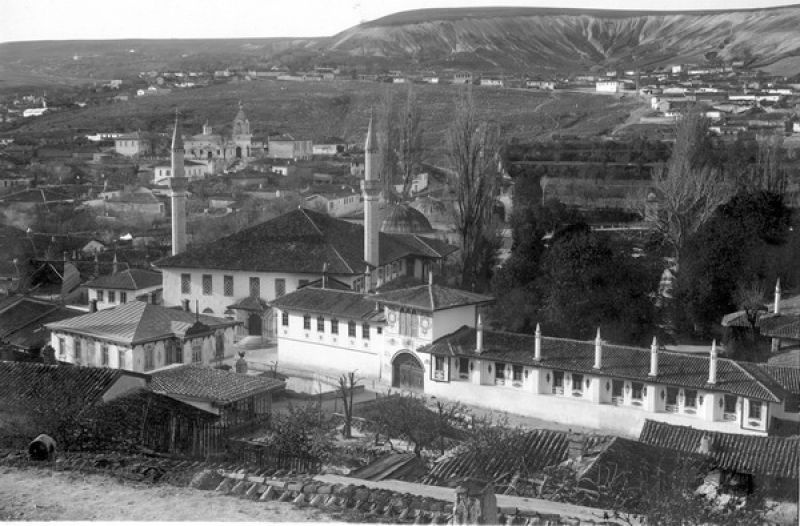 Вид Бахчисарайского Ханского дворца со стороны реки Чурук-Су, 1915 год, Бахчисарай. Въездные ворота и минареты дворцовой мечети.
