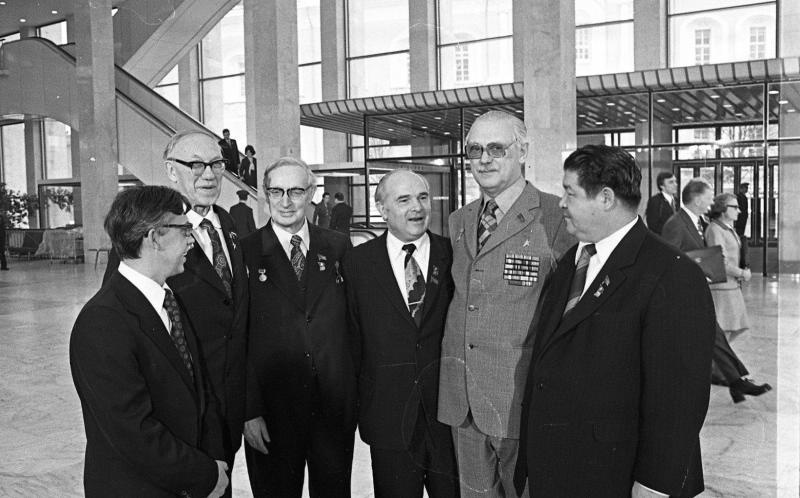 Сергей Михалков с группой делегатов в фойе Дворца съездов во время проведения ХХV съезда КПСС, 24 февраля 1976 - 5 марта 1976, г. Москва