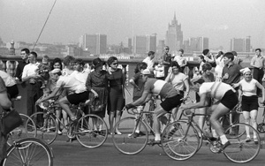 Госпожа Рамсинг в Москве. Велогонка, 1968 год, г. Москва. Из серии «Госпожа Рамсинг в СССР».