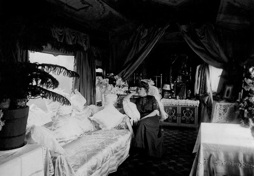 Анастасия Вяльцева в салоне личного железнодорожного вагона, оборудованного для гастрольных поездок по русской провинции, 1900 - 1903