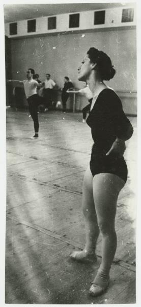 Майя Плисецкая на репетиции, 1960-е, г. Москва. Выставка «За кулисами балета» с этой фотографией.
